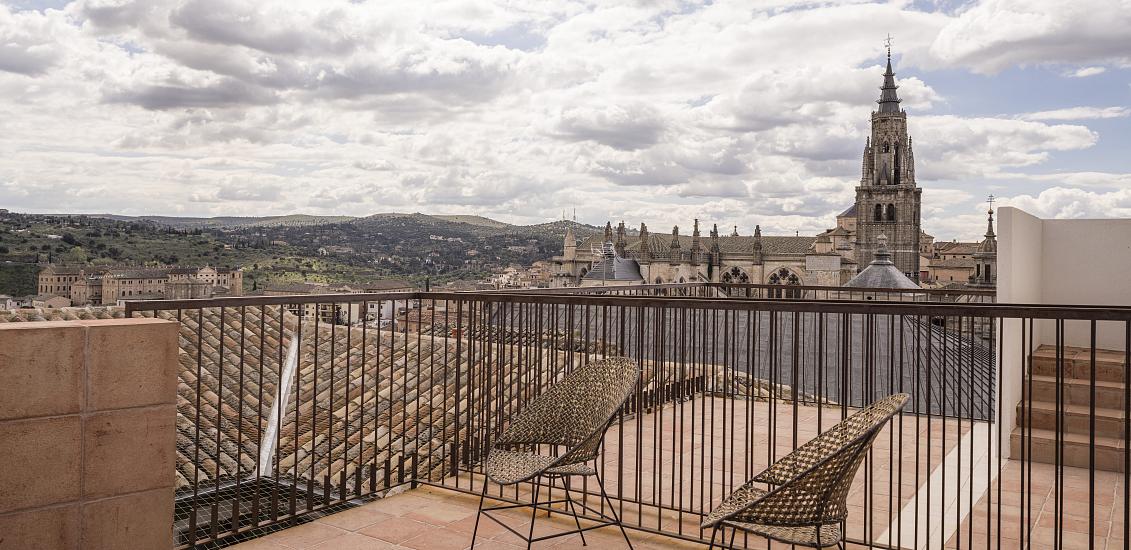 Toledo at your feet, calm in your hands